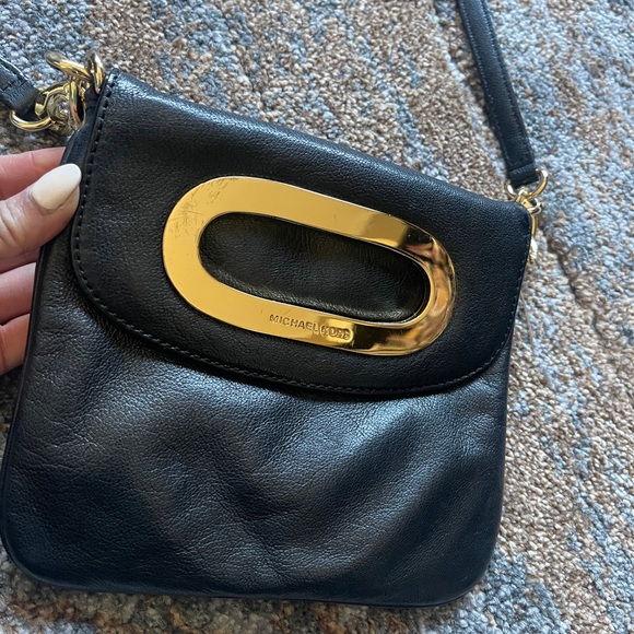 MICHAEL KORS SMALL BLACK LEATHER GOLD CHAIN CROSSBODY HANDBAG - great condition - Picture 2 of 4